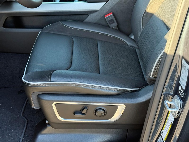 Ram 1500 Vehicle Full-screen Gallery Image 12