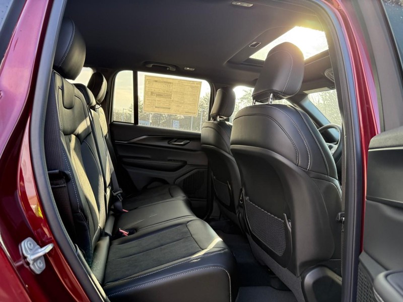 Jeep Grand Cherokee Vehicle Full-screen Gallery Image 5