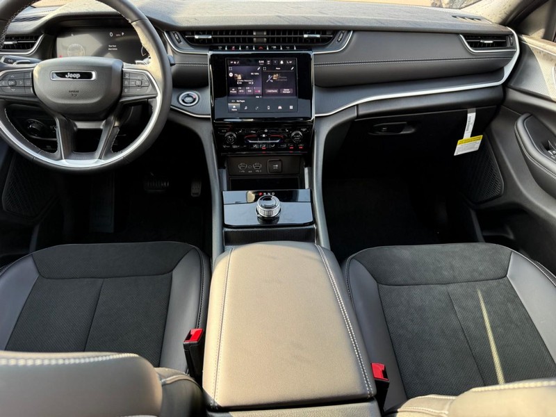 Jeep Grand Cherokee Vehicle Full-screen Gallery Image 6