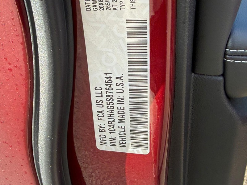 Jeep Grand Cherokee Vehicle Full-screen Gallery Image 19