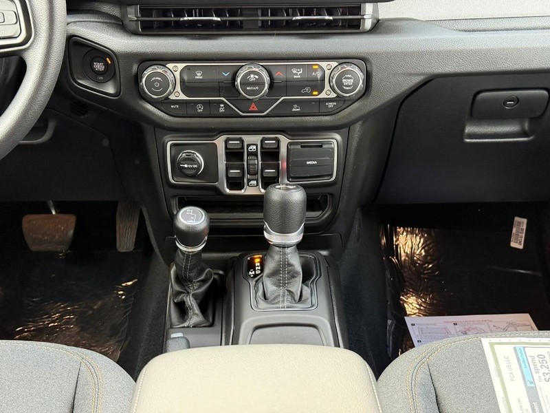 Jeep Wrangler Vehicle Image 12