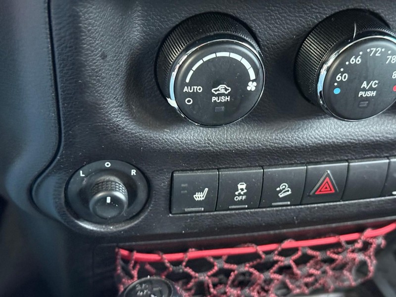 Jeep Wrangler JK Unlimited Vehicle Image 24