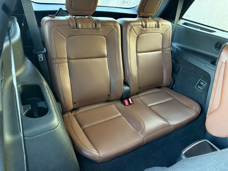 Lincoln Aviator Vehicle Image 14