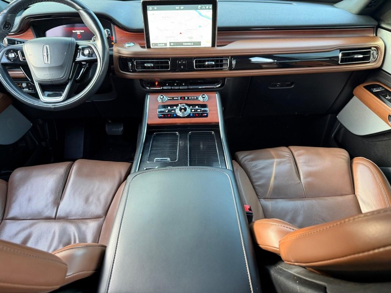 Lincoln Aviator Vehicle Image 15