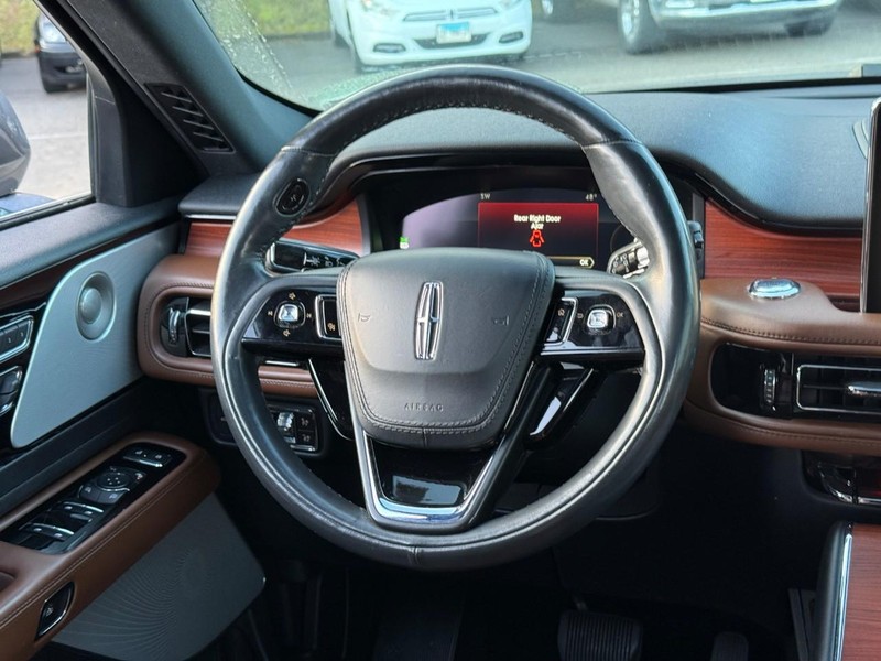 Lincoln Aviator Vehicle Image 16