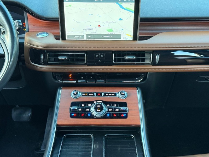 Lincoln Aviator Vehicle Image 18