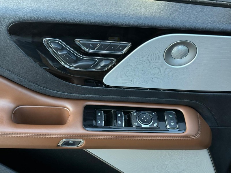 Lincoln Aviator Vehicle Image 19
