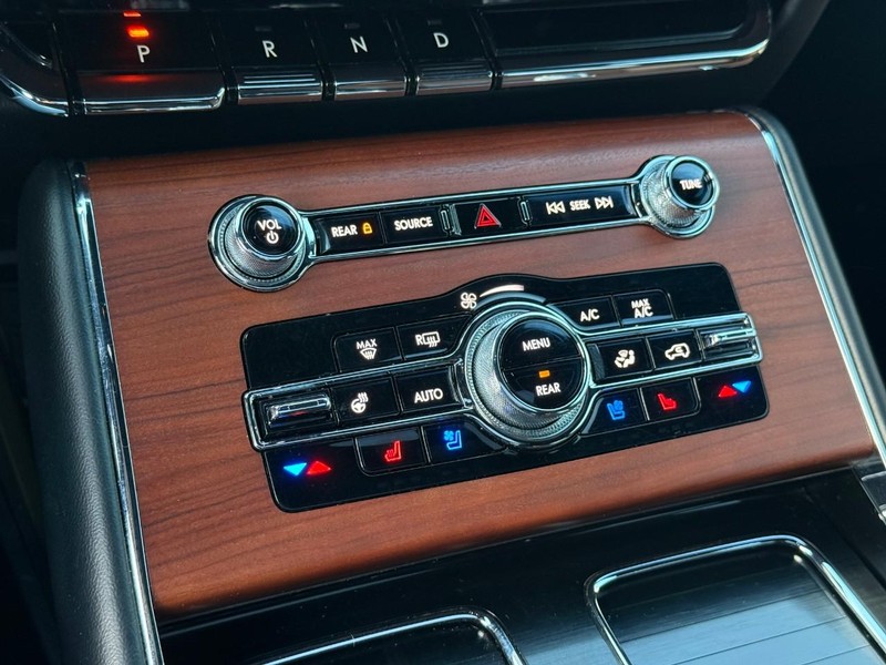 Lincoln Aviator Vehicle Image 22