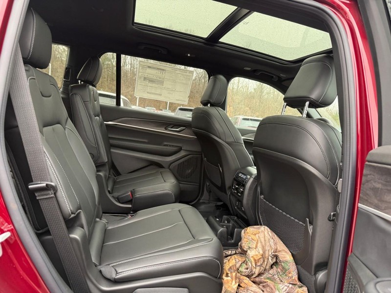 Jeep Grand Cherokee L Vehicle Full-screen Gallery Image 5