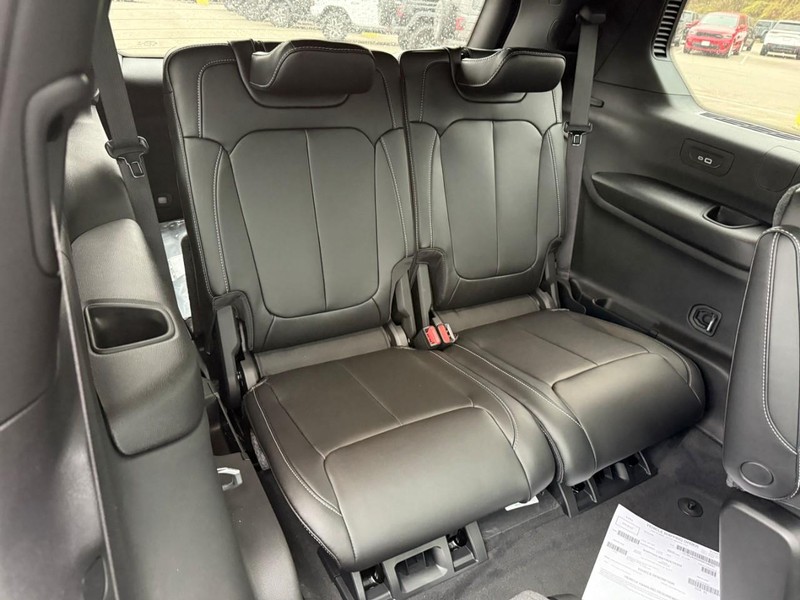 Jeep Grand Cherokee L Vehicle Full-screen Gallery Image 6