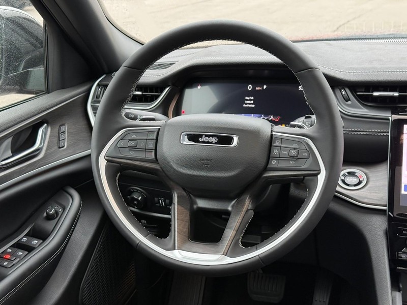 Jeep Grand Cherokee L Vehicle Full-screen Gallery Image 8