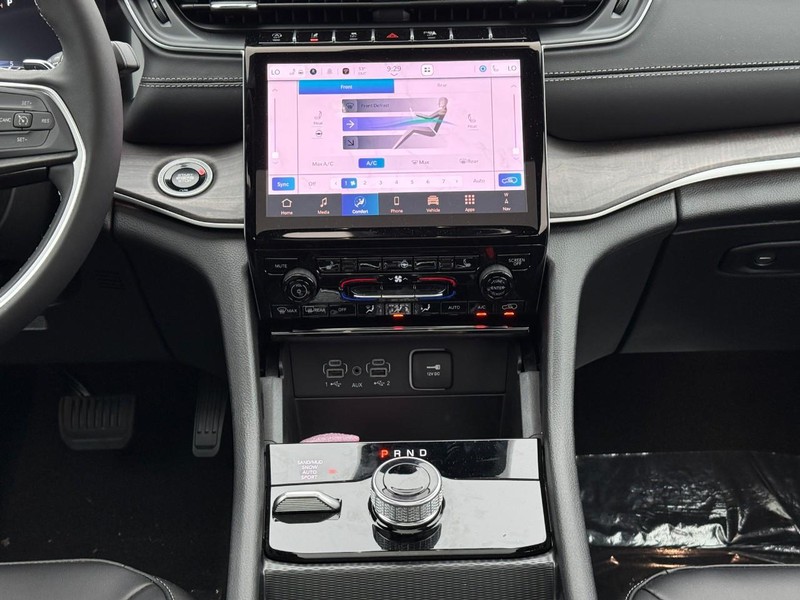 Jeep Grand Cherokee L Vehicle Full-screen Gallery Image 10