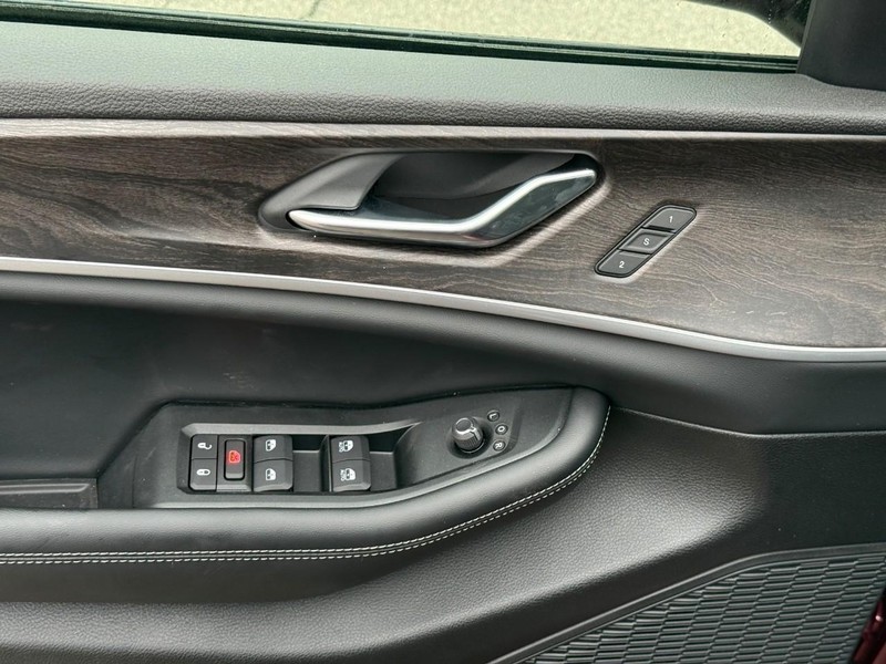 Jeep Grand Cherokee L Vehicle Full-screen Gallery Image 11