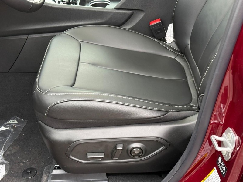 Jeep Grand Cherokee L Vehicle Full-screen Gallery Image 13