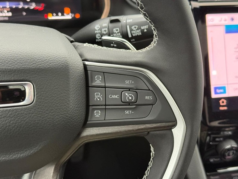 Jeep Grand Cherokee L Vehicle Full-screen Gallery Image 16