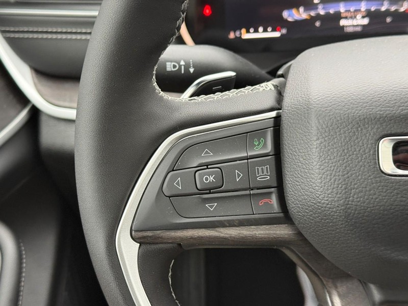 Jeep Grand Cherokee L Vehicle Full-screen Gallery Image 17