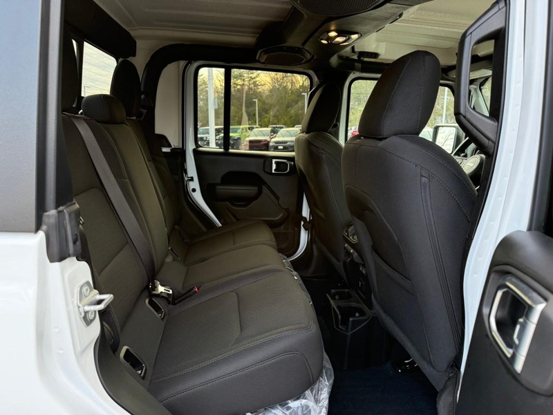 Jeep Gladiator Vehicle Image 13