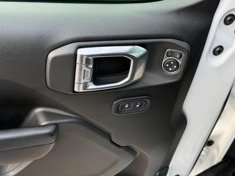 Jeep Gladiator Vehicle Image 18