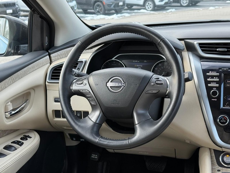 Nissan Murano Vehicle Image 16