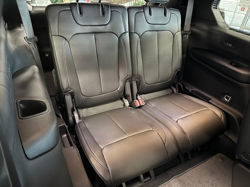 Jeep Grand Cherokee L Vehicle Image 07