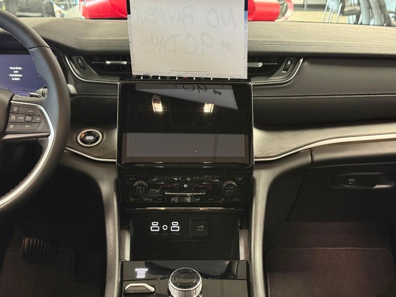 Jeep Grand Cherokee L Vehicle Image 11