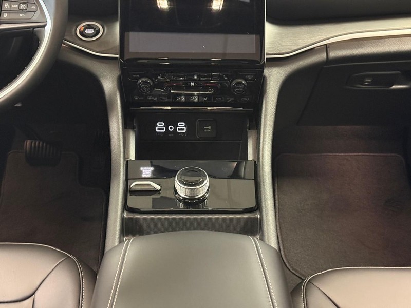 Jeep Grand Cherokee L Vehicle Image 12