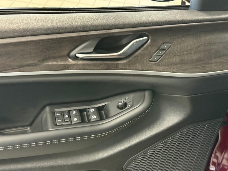 Jeep Grand Cherokee L Vehicle Image 13