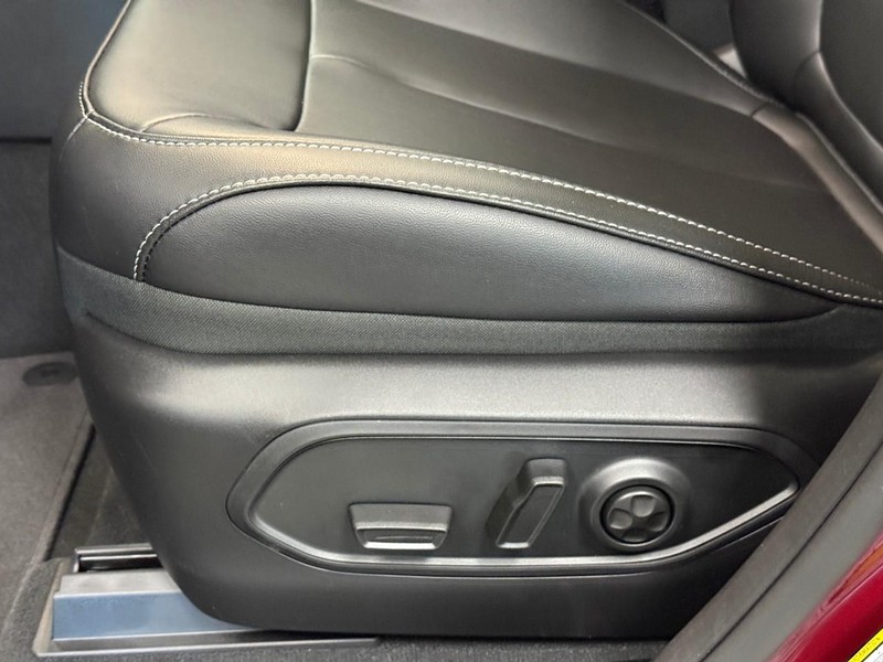 Jeep Grand Cherokee L Vehicle Image 16