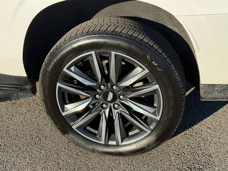 Cadillac Escalade ESV Vehicle Image 05