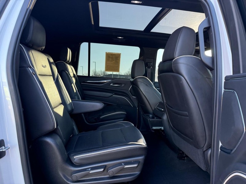 Cadillac Escalade ESV Vehicle Image 12