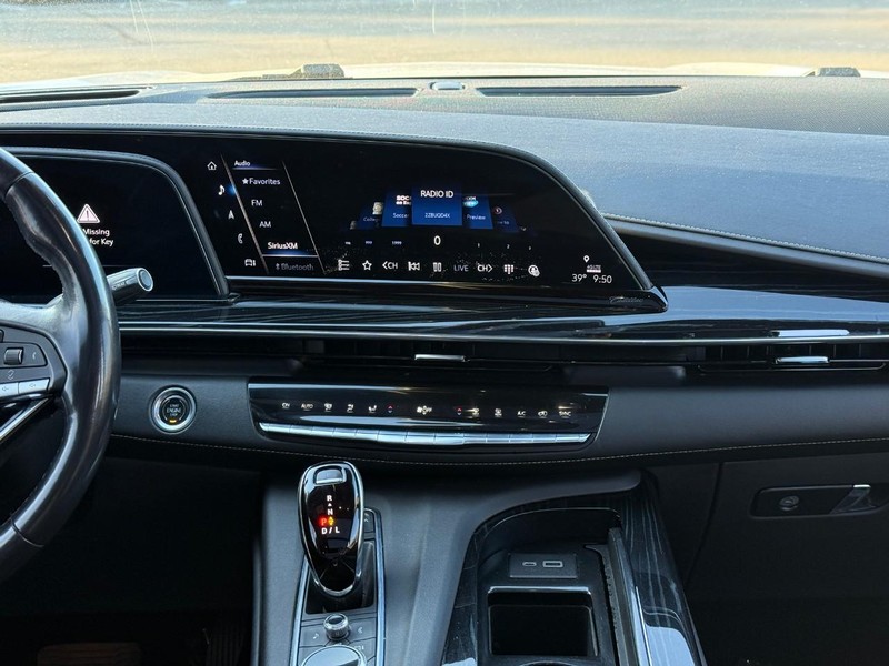 Cadillac Escalade ESV Vehicle Image 16