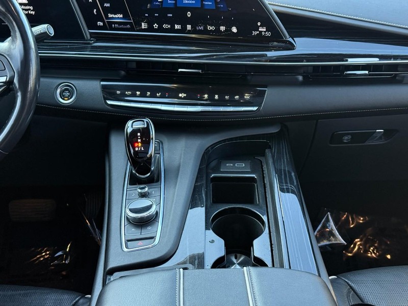 Cadillac Escalade ESV Vehicle Image 17