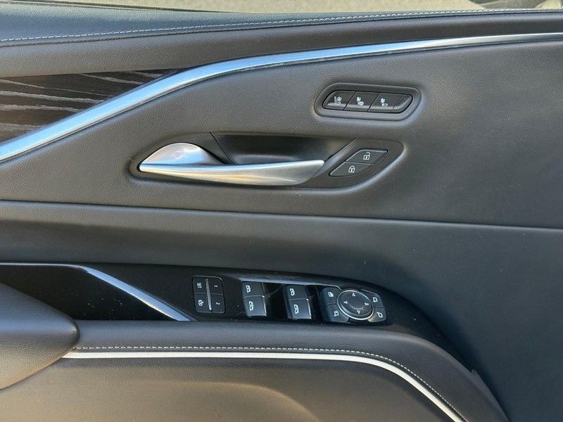 Cadillac Escalade ESV Vehicle Image 18