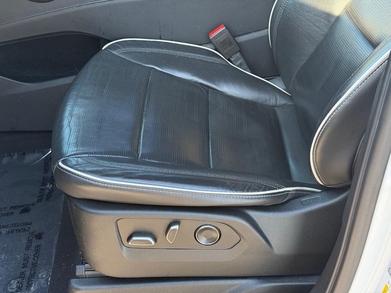 Cadillac Escalade ESV Vehicle Image 20