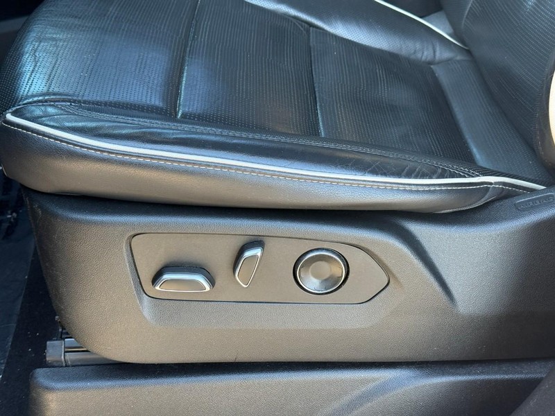 Cadillac Escalade ESV Vehicle Image 21