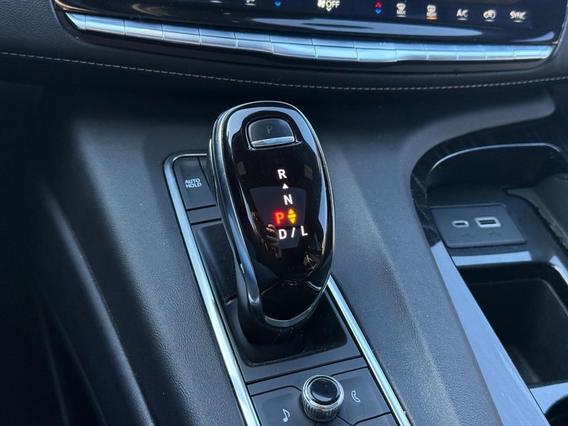 Cadillac Escalade ESV Vehicle Image 24