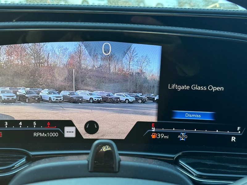 Cadillac Escalade ESV Vehicle Image 25