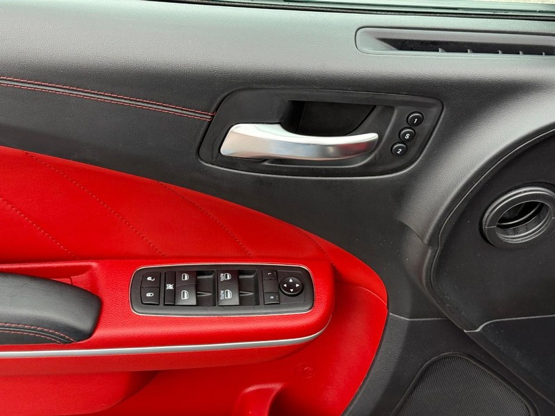 Dodge Charger Vehicle Full-screen Gallery Image 14