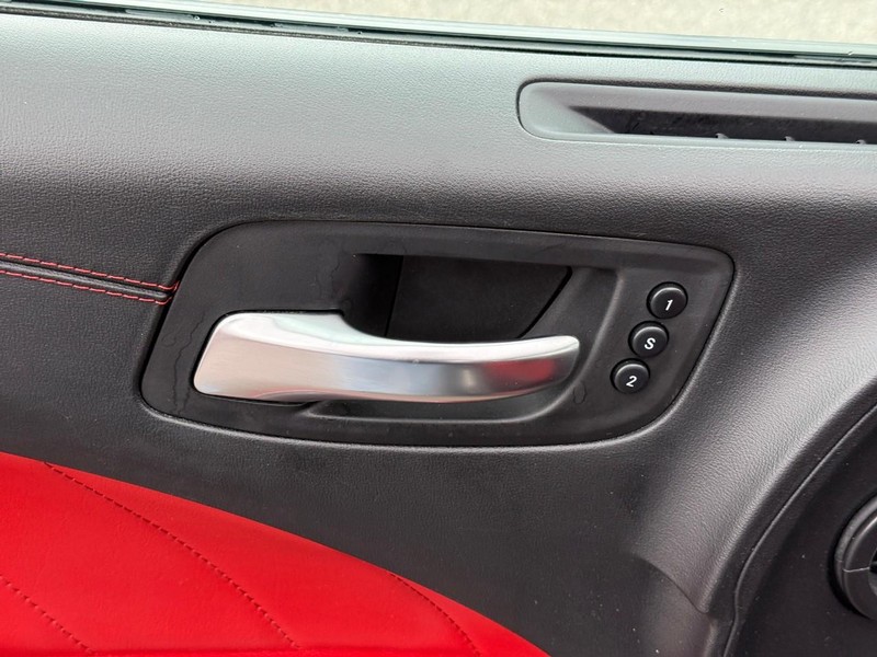 Dodge Charger Vehicle Full-screen Gallery Image 15