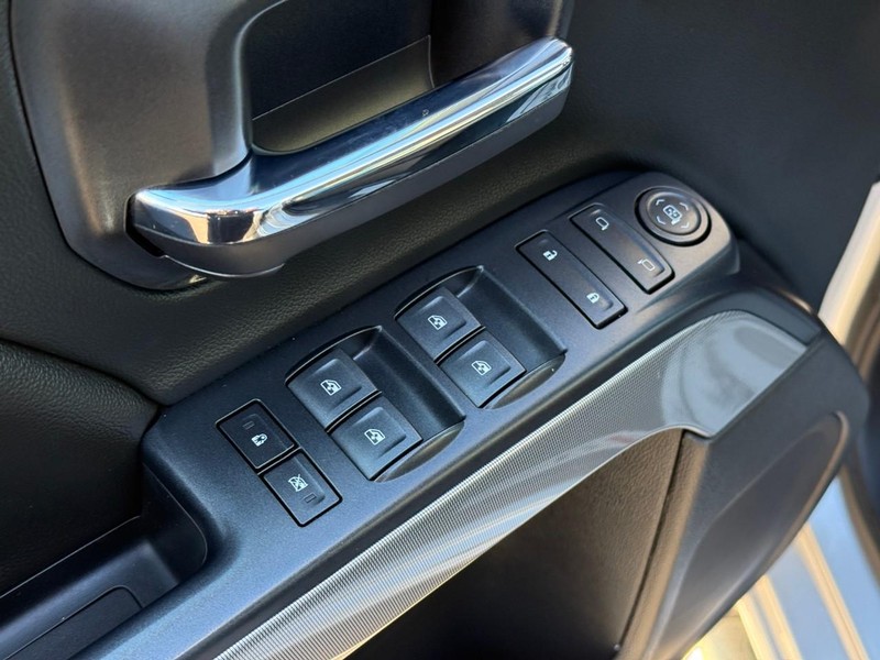 Chevrolet Silverado 1500 Vehicle Full-screen Gallery Image 17