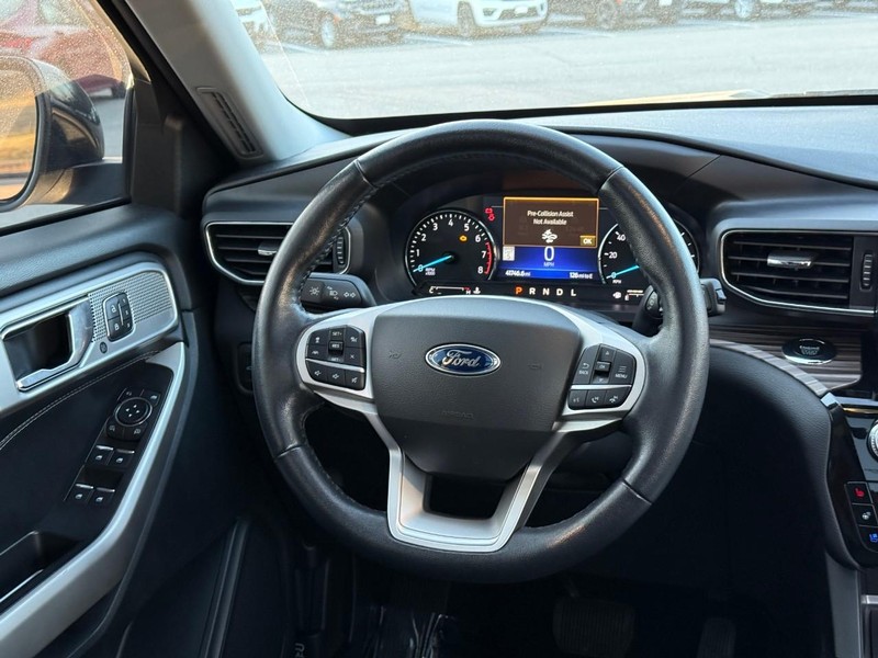 Ford Explorer Vehicle Image 18