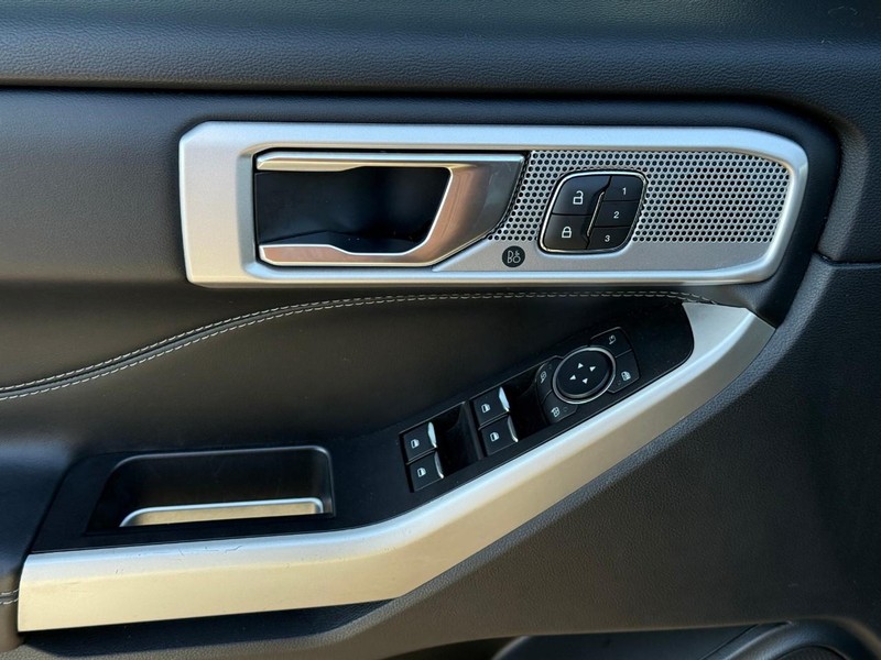 Ford Explorer Vehicle Image 21
