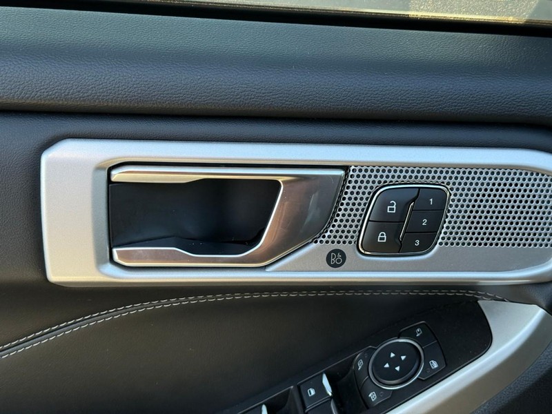 Ford Explorer Vehicle Image 22