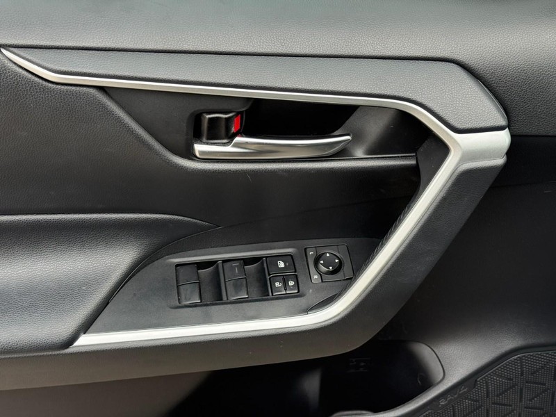 Toyota RAV4 Vehicle Image 19