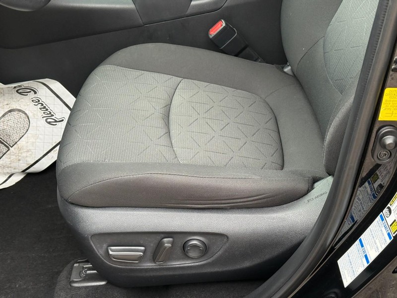 Toyota RAV4 Vehicle Image 21