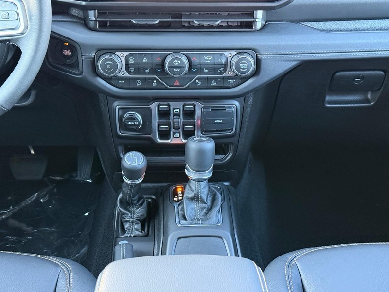 Jeep Wrangler Vehicle Image 12