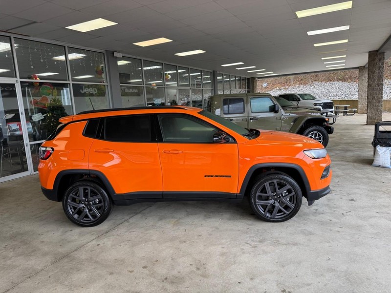 Jeep Compass Vehicle Full-screen Gallery Image 2
