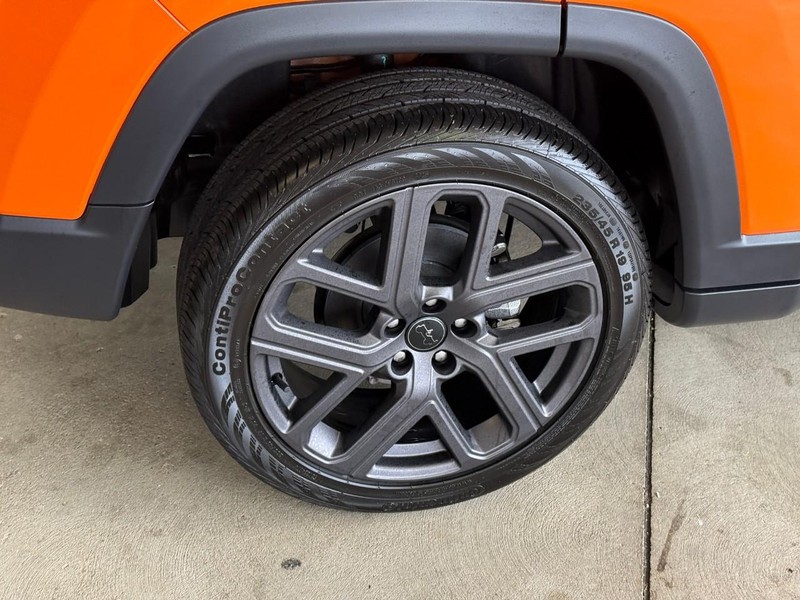 Jeep Compass Vehicle Full-screen Gallery Image 3