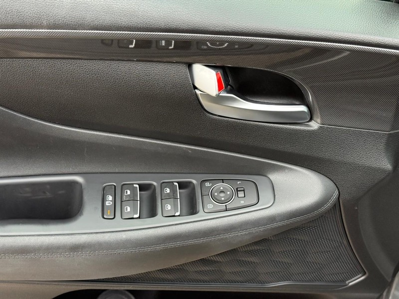 Hyundai Santa Fe Vehicle Image 17