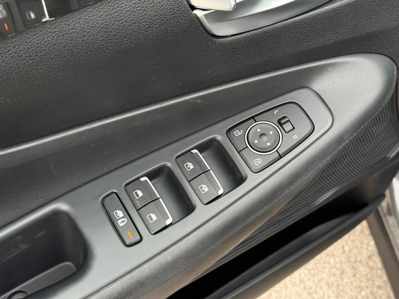 Hyundai Santa Fe Vehicle Image 18